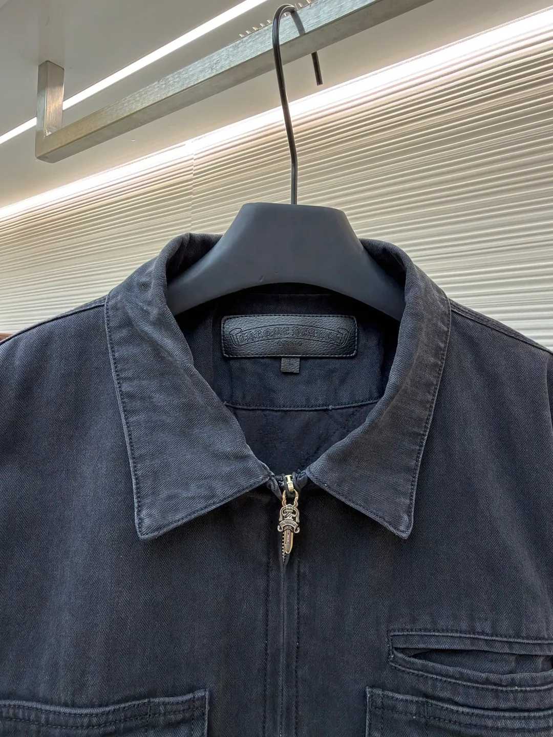 Chrome Hearts herringbone pattern washed work clothes ●Item number: 1682369-C65 ●Fabric: 100% cotton ●Technology: Washed production ●Color: washed gray ●Version: Fitted version ●Weight: about 1255 grams ●Size: S-M-L ●Description: The large body fabric is made of pure cotton fabric with herringbone pattern woven according to YB, which has a three-dimensional crisp effect. The lining is made of jacquard pure cotton fabric. Minimum order is ㎞. The garments are washed with natural gray effect (Chehao garments stayed in the washing factory for a month, and finally the results were perfect). Due to the difficulty of washing, the scrap rate is extremely high, and the spot goods should be cherished. The neckline is cut and cut using genuine sheepskin film, and the molded hardware is aged and oxidized. The overall wiring is straight and delicate, the fabric is comfortable and soft, and the color is consistent without color difference. It can be matched with the same style to create a fashionable look and control various occasions. Customized accessories, complete with three standards, same style for men and women!